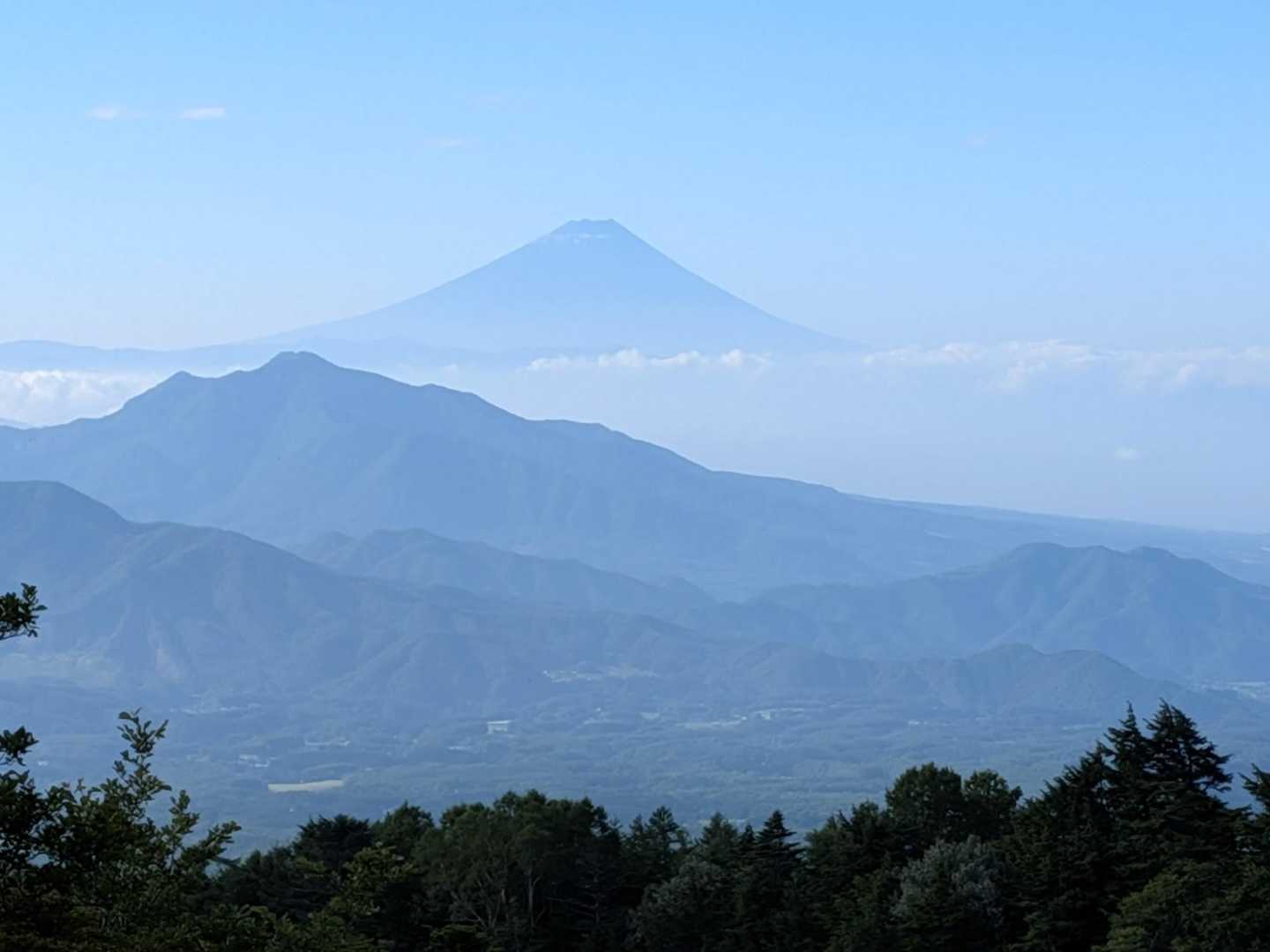 尾根に乗ると崩落地形が3か所立て続けに現れ、富士山方面に視界が開けてエエ感じ。
