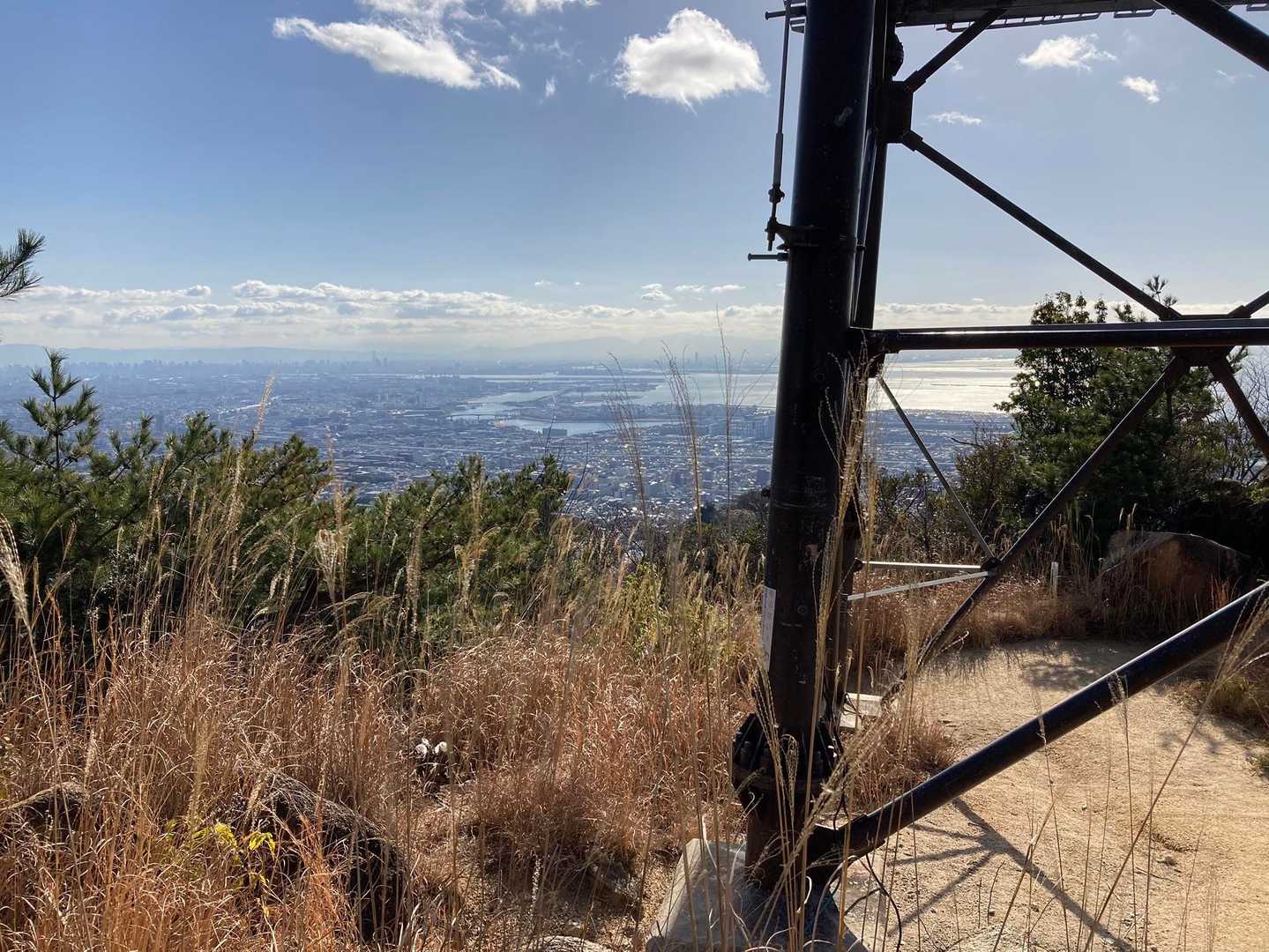 また鉄塔。ちょこっと立ち休憩。六甲は登りながら海が見えるのがイイね。なごむ〜⛰