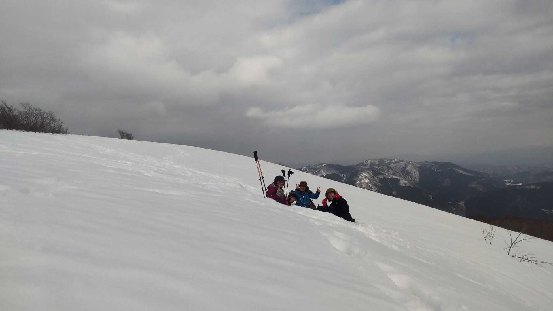 雪の上でランチタイム