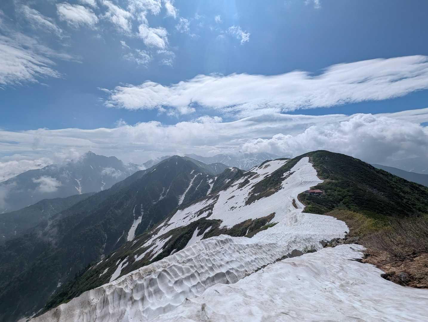 雪の割れ目がまだまだデカい
一部夏道も出ているので、個人的にはツボ足で行けました