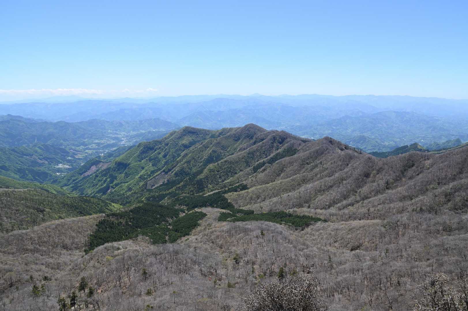 歩いてきた稜線と思ったが…多分もう一本向こうの尾根だろな😊