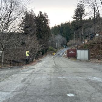 無料駐車場から登山口へ