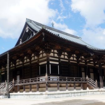 金剛峯寺 金堂
高野山一山の総本堂として使われてきた建造物で、現在に至るまで高野山の重要な行事が修されている。幾度もの火災に見舞われながら建て直されてきたもので、現存する金堂は昭和7(1932)年の再建である