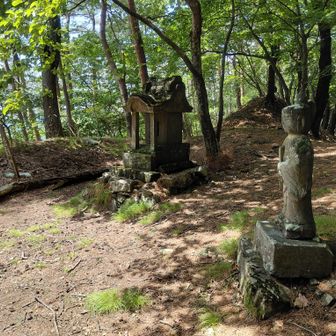 三峰山山頂。明治４年(1871)奉納の石宮。