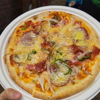 種池山荘名物のピザ祭り🍕
土日は宿泊者限定らしいよ！