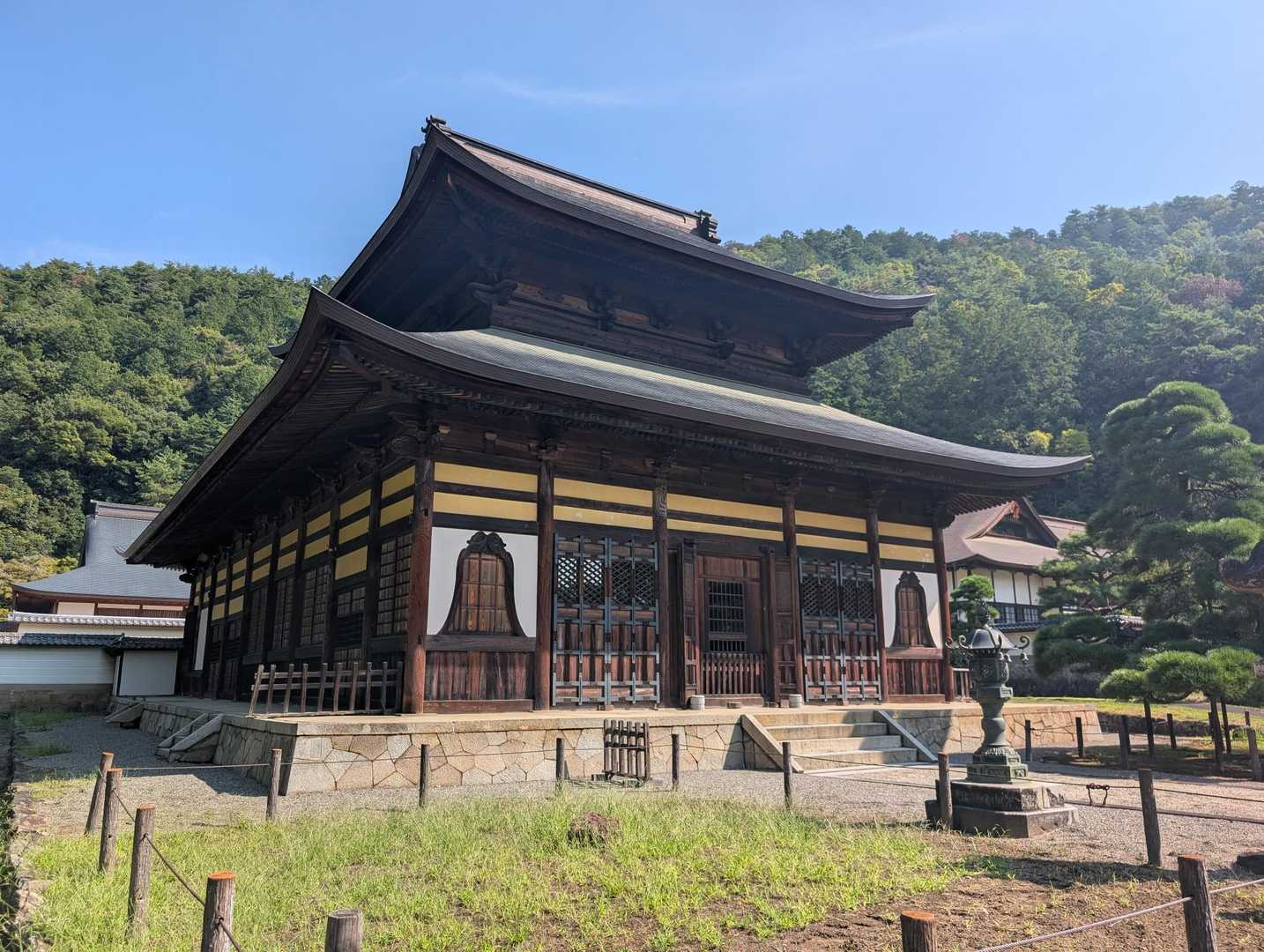 麓のある向獄寺(臨済宗向獄派大本山)、本殿。立派な建物です。