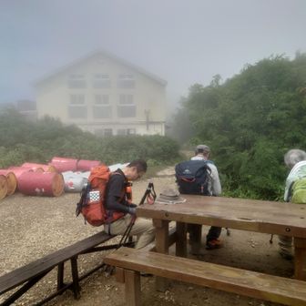 冷池山荘ベンチにて休憩