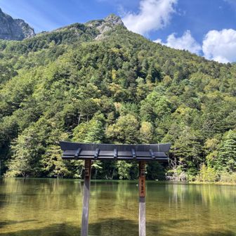 明神池を20分ほど散策