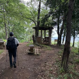 吾妻山、ピクニックに良さそうな東屋と展望。