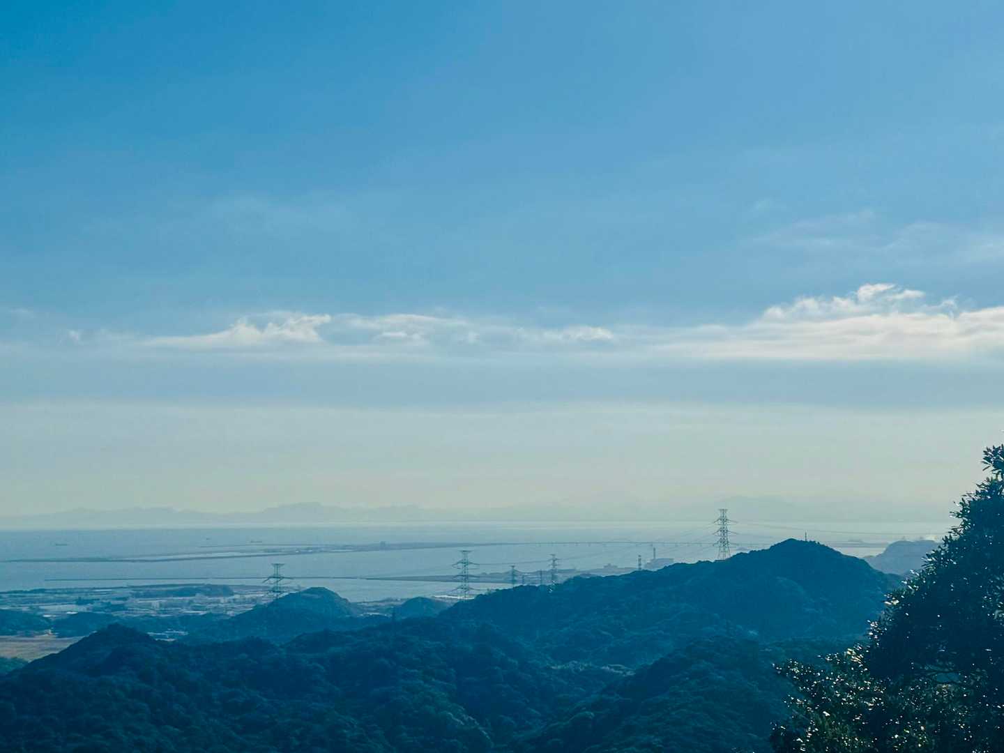 右の鉄塔の奥に霞む鶴見岳・由布岳❓