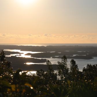 ＠浅間山展望台
あご湾を前景にして日の出が昇るようですが、手前の藪が高くて風景に雑味が出ているのが惜しい。