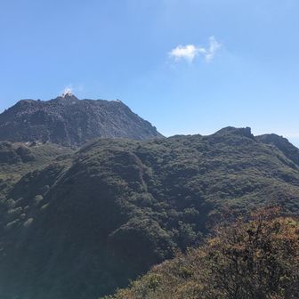 国見岳から見た平成新山、普賢岳。
天気バッチリ。長崎県独特の周りが海の景観や火山の迫力を楽しんでもらえてるようだ。