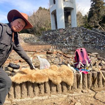 ここで昼食を食べる。
敷き物はムートンの毛皮。