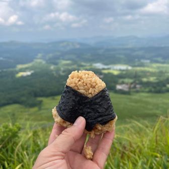 コンビニの🍙だけど山で食べると
ほんとうに美味しい😊
