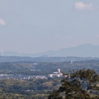 左にPL塔
右に二上山