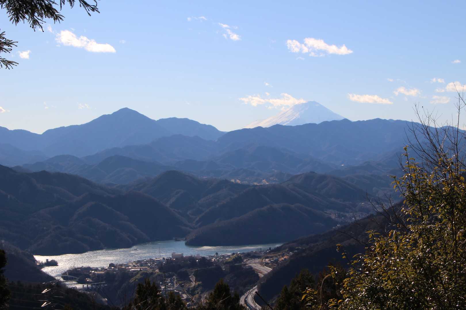 登った先の小仏城山からの眺め。相模湖と富士山。
