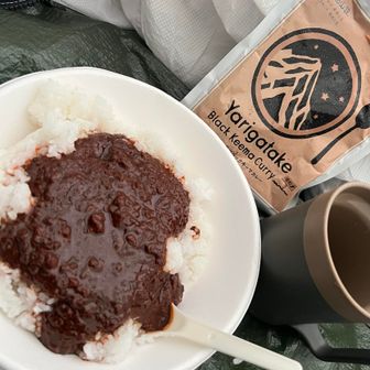 まぁ〜開いてしまった穴は仕方ない😓
晩御飯は5月の槍ヶ岳山荘で購入したキーマカレー🍛
強風雷雨⚡️☔️にビビリながら食べても美味しかった😋🤙