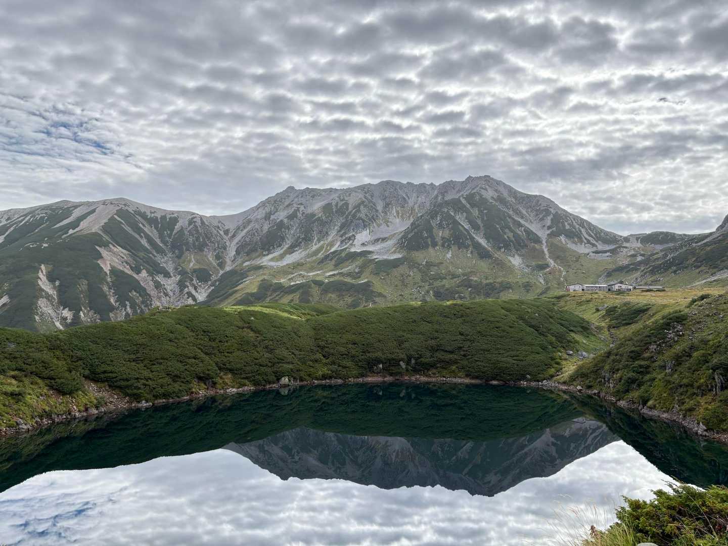 無風で鏡のみくりが池