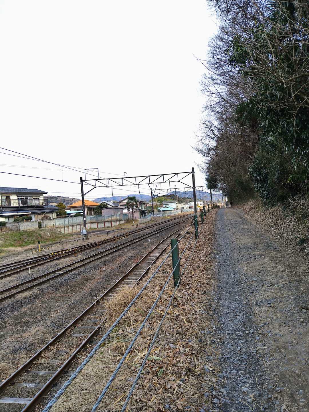線路沿い歩きます🚶