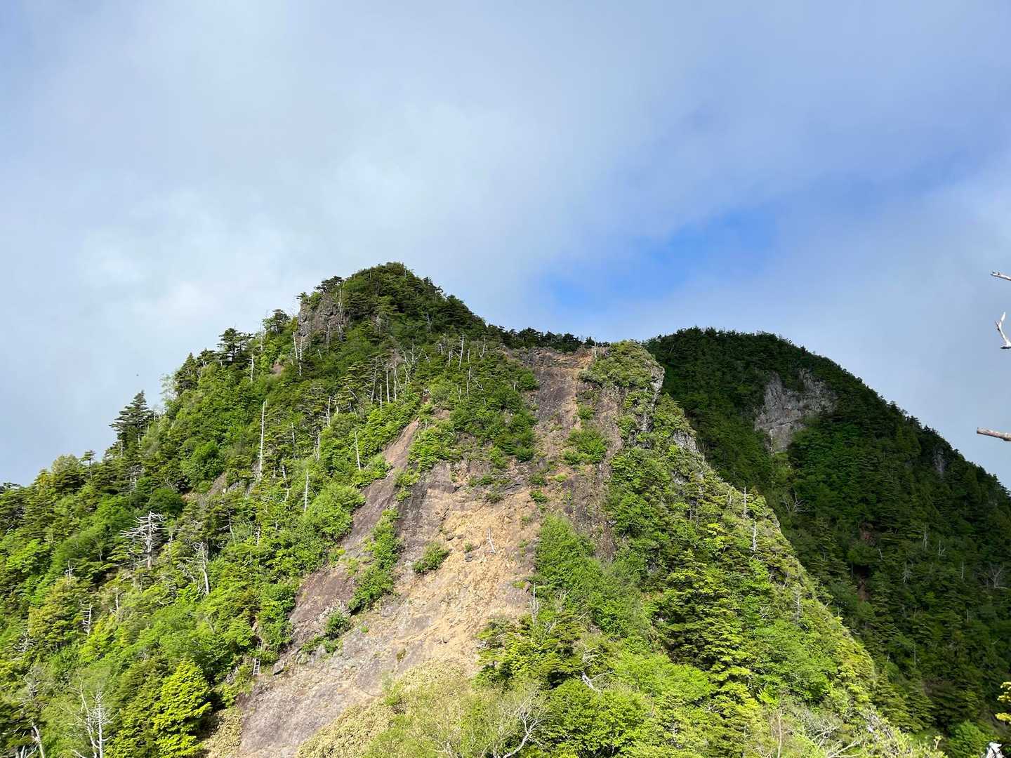 鋸山　ロープは付いてるが岩を登ります