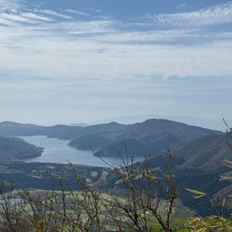 芦ノ湖。これから行く山並みが見える。