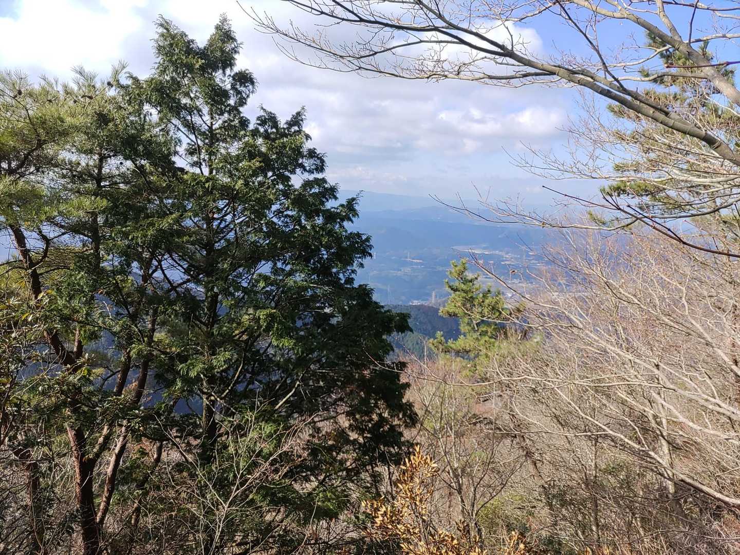 西展望台からの眺め（はしごを使って岩に登る）