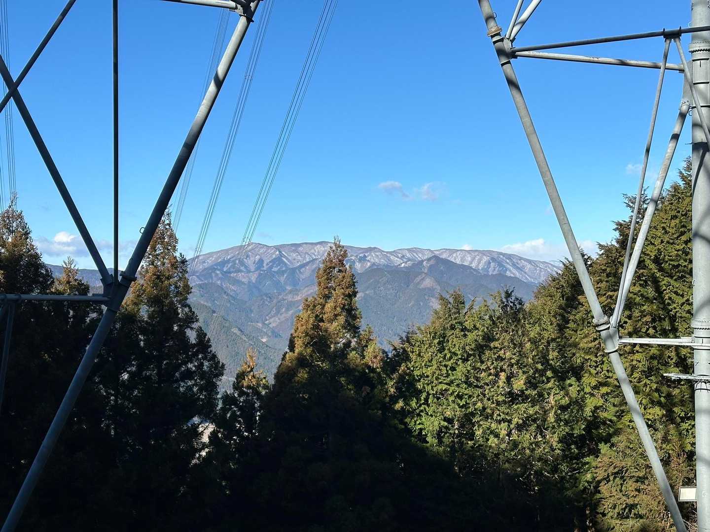 鉄塔の隙間から栃百の横根山⛰️