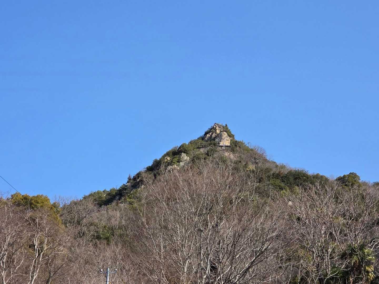 目指す黒滝山。山頂の岩の上には立てるのかな