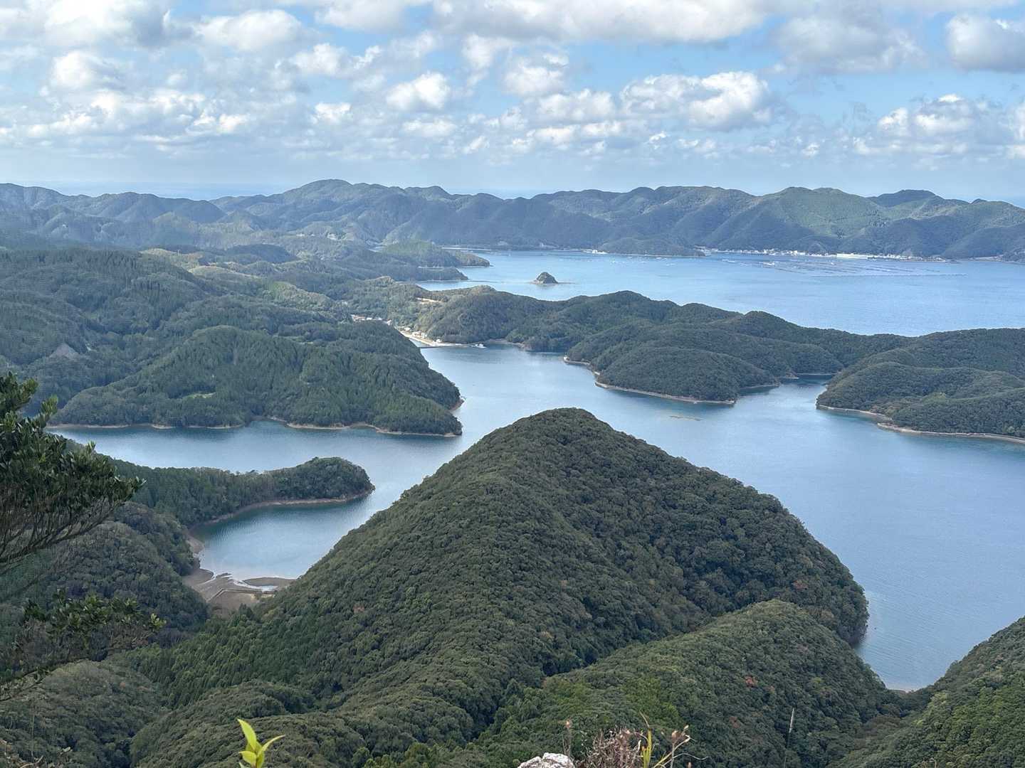 山頂から砲台跡の展望地に降りても
