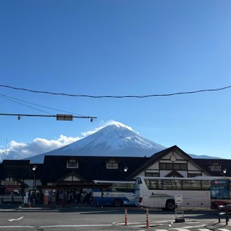 河口湖駅に着くと
富士山を覆った雲は少なくなりましたが
静岡県側は雲に覆われていますね