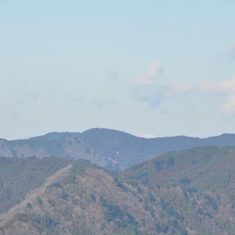 奥の白いのが氷ノ山