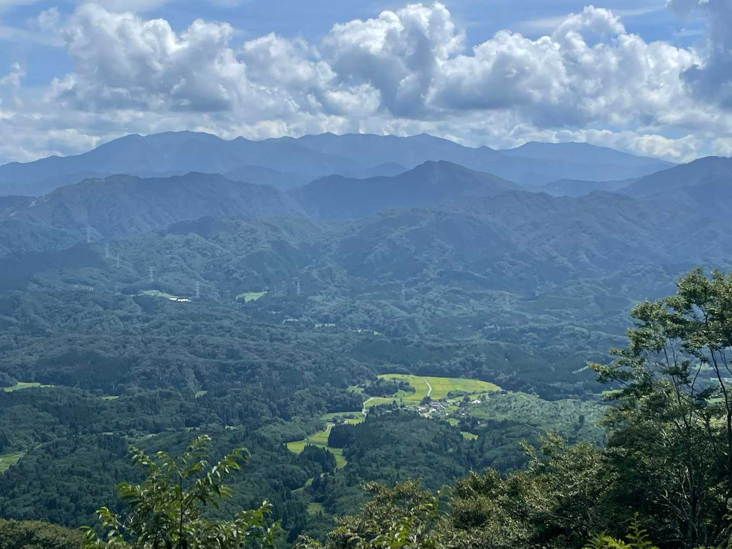 山頂より風倉山、飯豊連峰方面