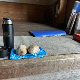 遅くなりましたが、今日の山ご飯は
椿さんのとりめし(混ぜご飯)で作ったおにぎり
食後のコーヒーとともに