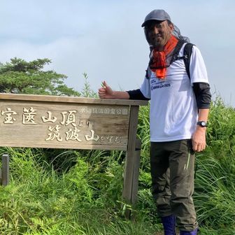 「虫の垂れ衣」というんでしょうか。
熊野古道で見た平安衣装のヒラヒラしたものに似てます。
虫除けですが、今回　初めて使いました。
効果はありますが、暑いです🥵