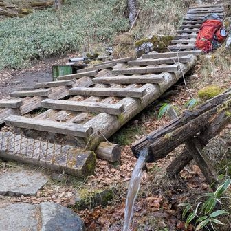笠取小屋の水場です、2本有ってジャブジャブ出てました🤩👌