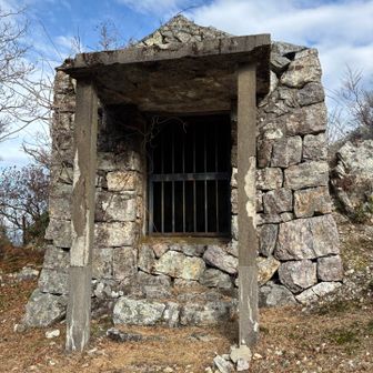 修験場？
役の行者が祀られてるらしい
ここが頂上ではなく