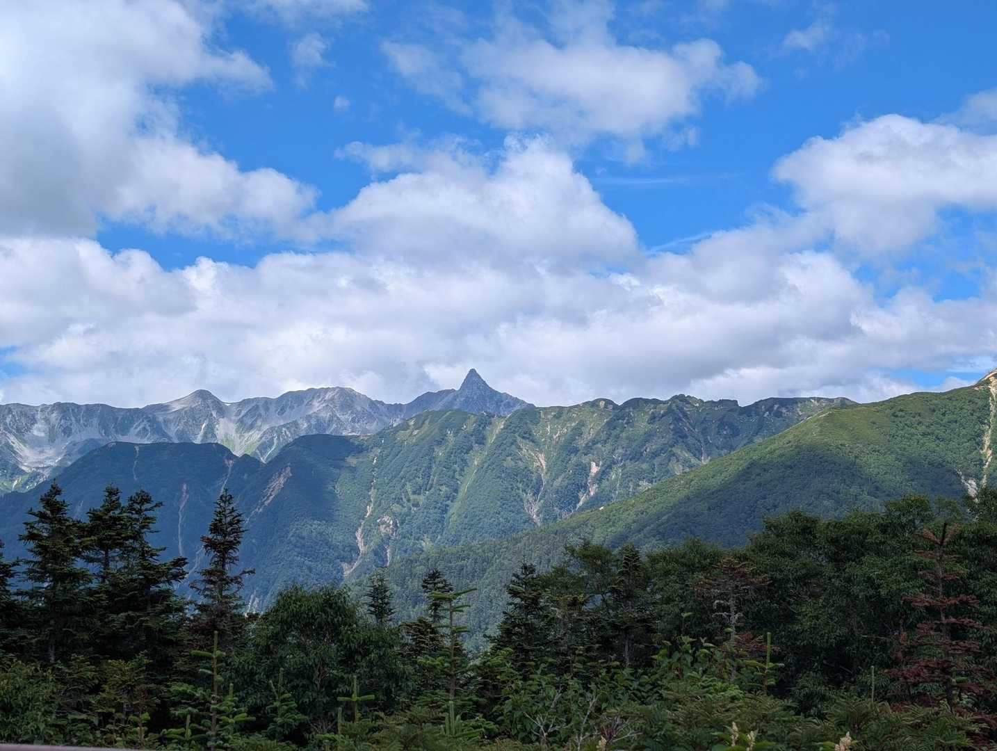 小屋のベンチから槍さまが