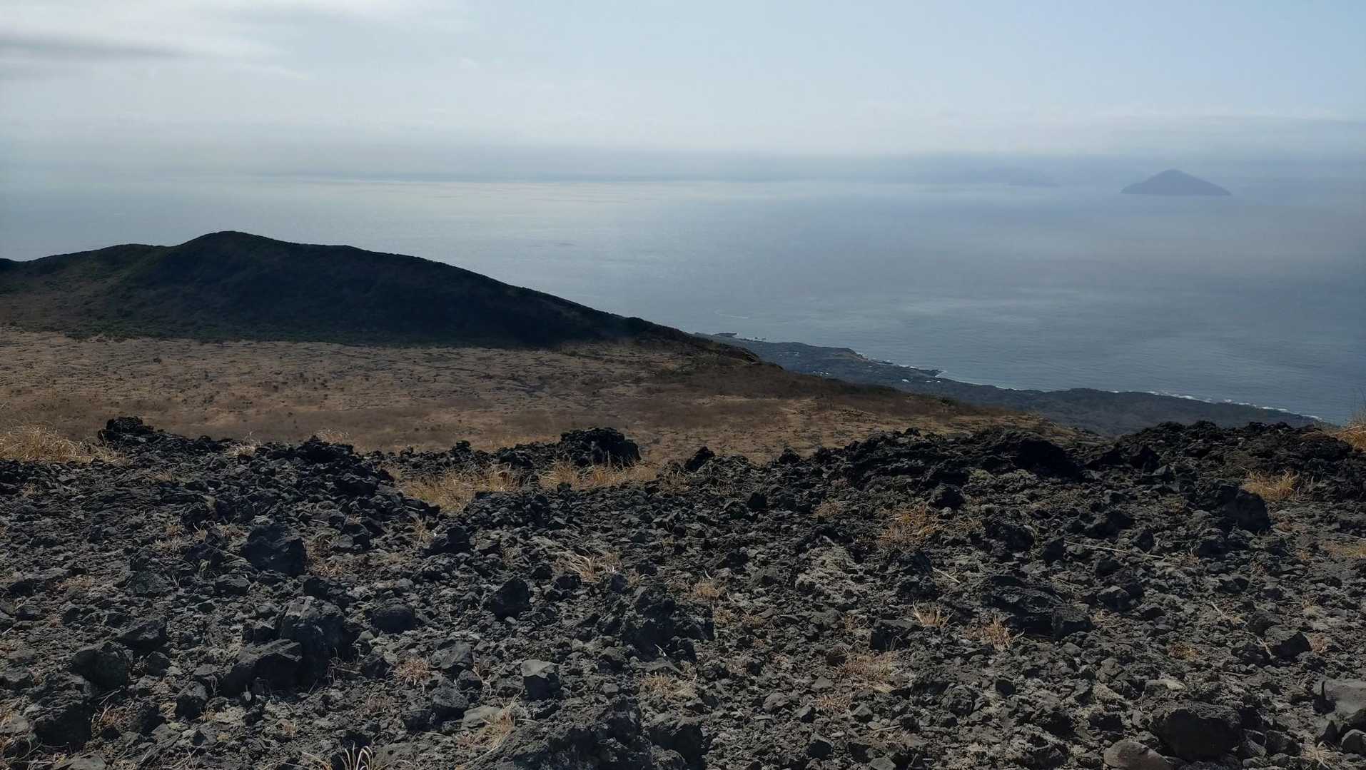 三原山頂口バス停発着｜三原山お鉢巡りコースの写真