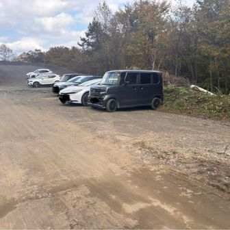 駐車スペース

こっちで合っているのか？と不安になるような採石場の中を進みます
でも空沼と案内板どおりに進むと駐車スペースに辿り着きます

さらに先にも駐車スペースありました