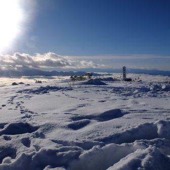 久しぶりに風が弱く寒くなかったので、山頂でしばらくぼおーっとしていました。
8:30になったら、戸隠スキー場からアナウンスの放送が聞こえてきました。