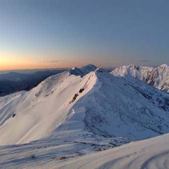 朝日岳手前から大烏帽子、笠ヶ岳を振り返る
右奥に谷川岳