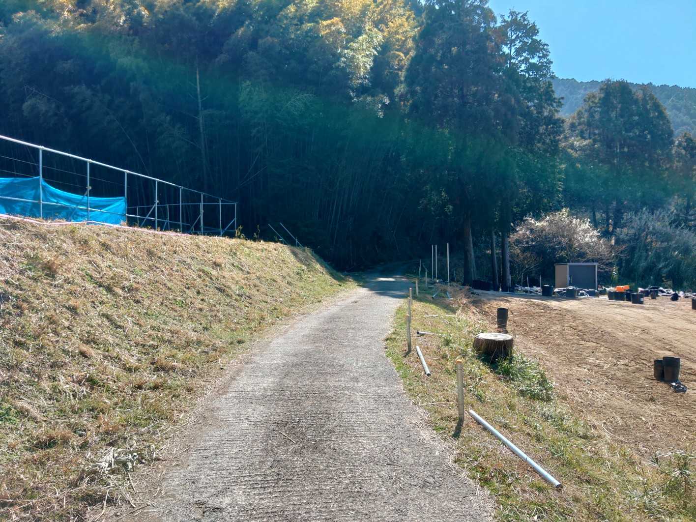 しばらく舗装路を進みます