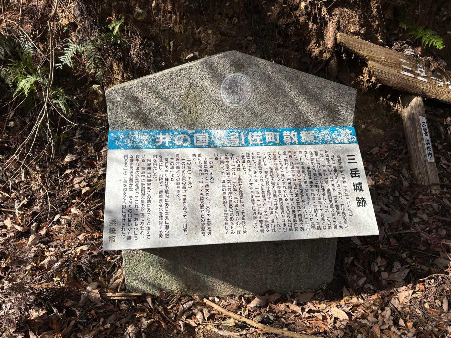 駐車場の写真撮り忘れたけど無料駐車場あり
トイレっぽいのはあったけど古い感じでちょっと見に行くのもためらう…