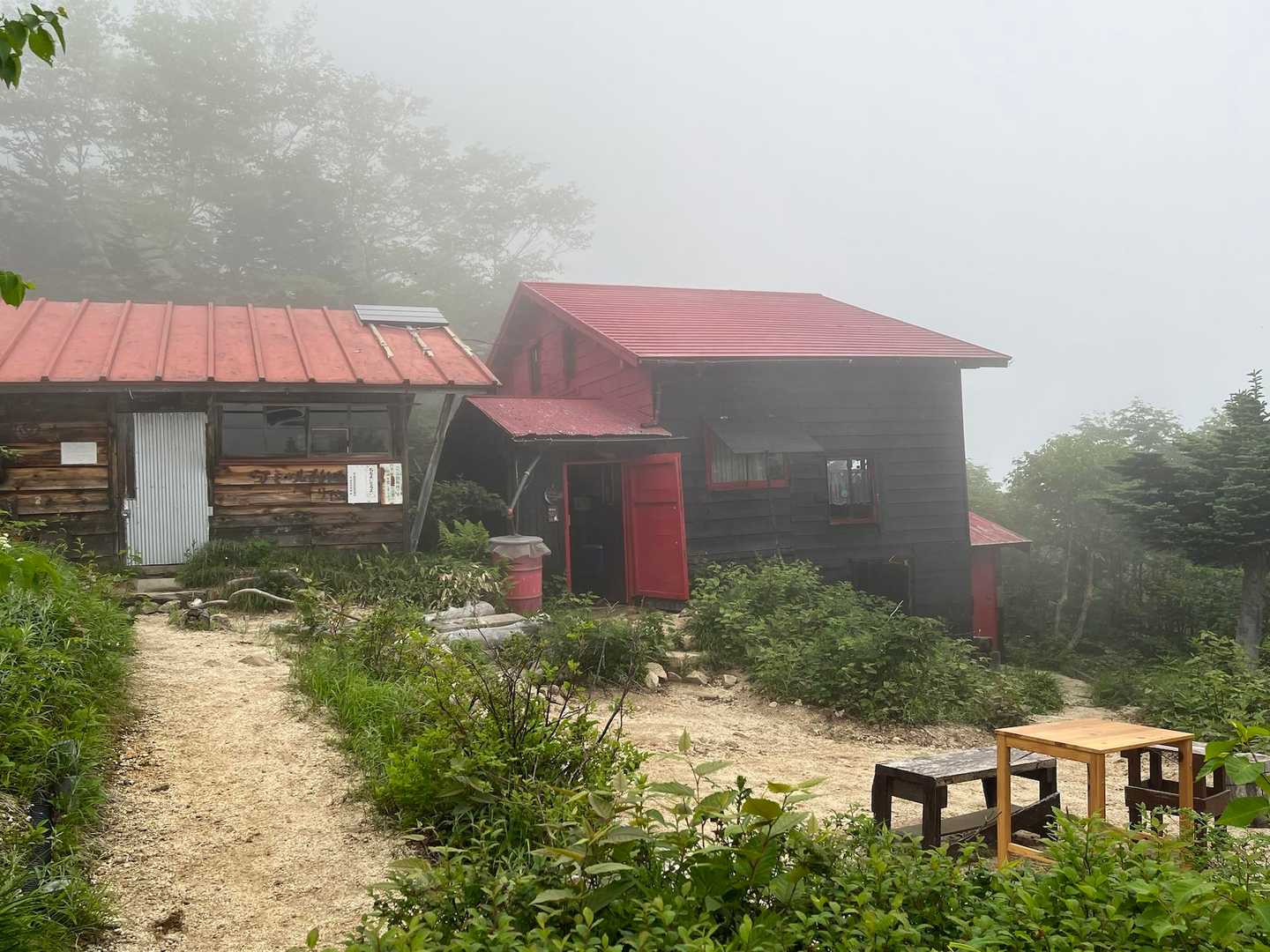 越百避難小屋🛖で少し休憩