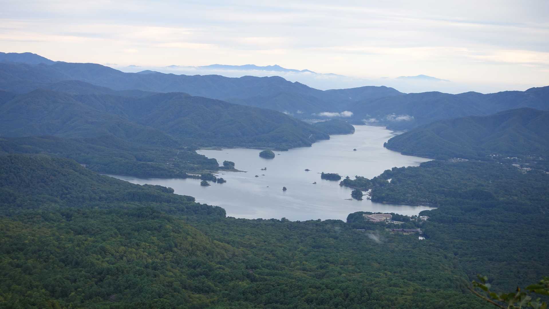 暫く登ると桧原湖が見えた