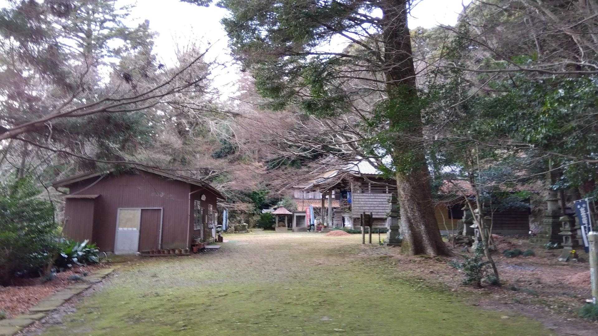 明るい境内。