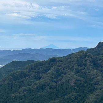 大岩からの眺望です。

なんと…古賀志山のはるか向こうに、日本一が😍