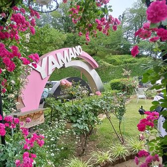 正門にあるバラ園