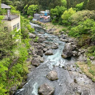 御岳橋から見下ろした多摩川源流です。