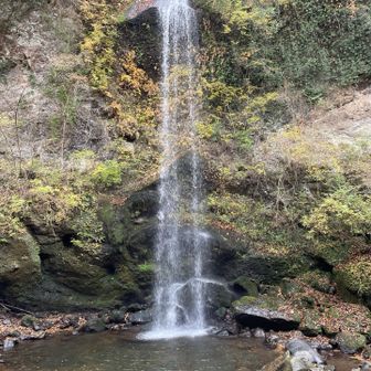 金太郎ハイキングコースで下山中、途中にあった「夕日の滝」に寄ってみた
高さ33m、幅5m、この水は金太郎の産湯に使われていた伝説がある
間近で見られるから、中々の迫力！
ここは当然☕️TIMEでしょう